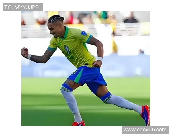 足球明星展示球衣高清照片引发球迷热议与期待